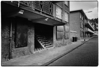 350982 Gezicht op enkele dichtgetimmerde en voor sloop bestemde flatgebouwen aan de Torenstraat (Schaakwijk) te Utrecht.